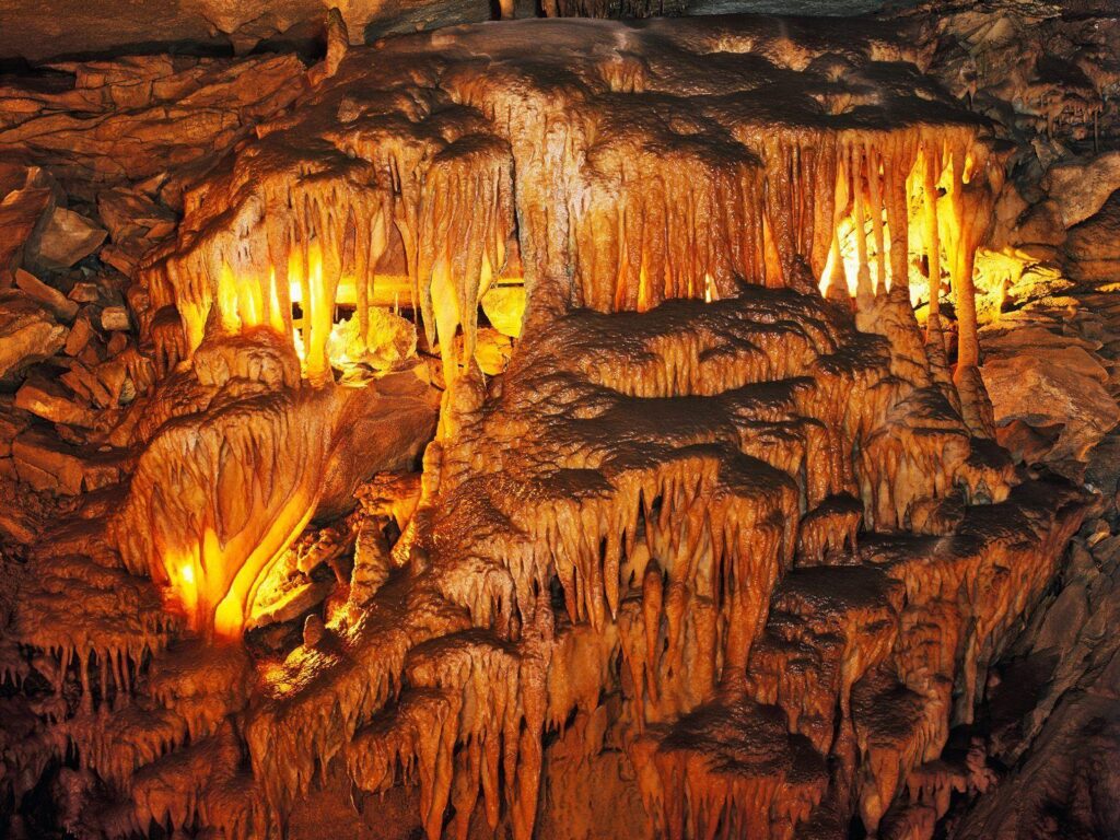 FAMOUS CAVESSolution caves are one of the earth’s most common
