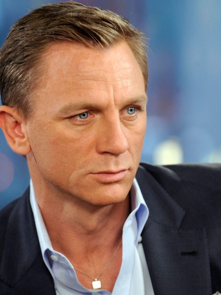 Daniel Craig 2K Desk 4K Wallpapers