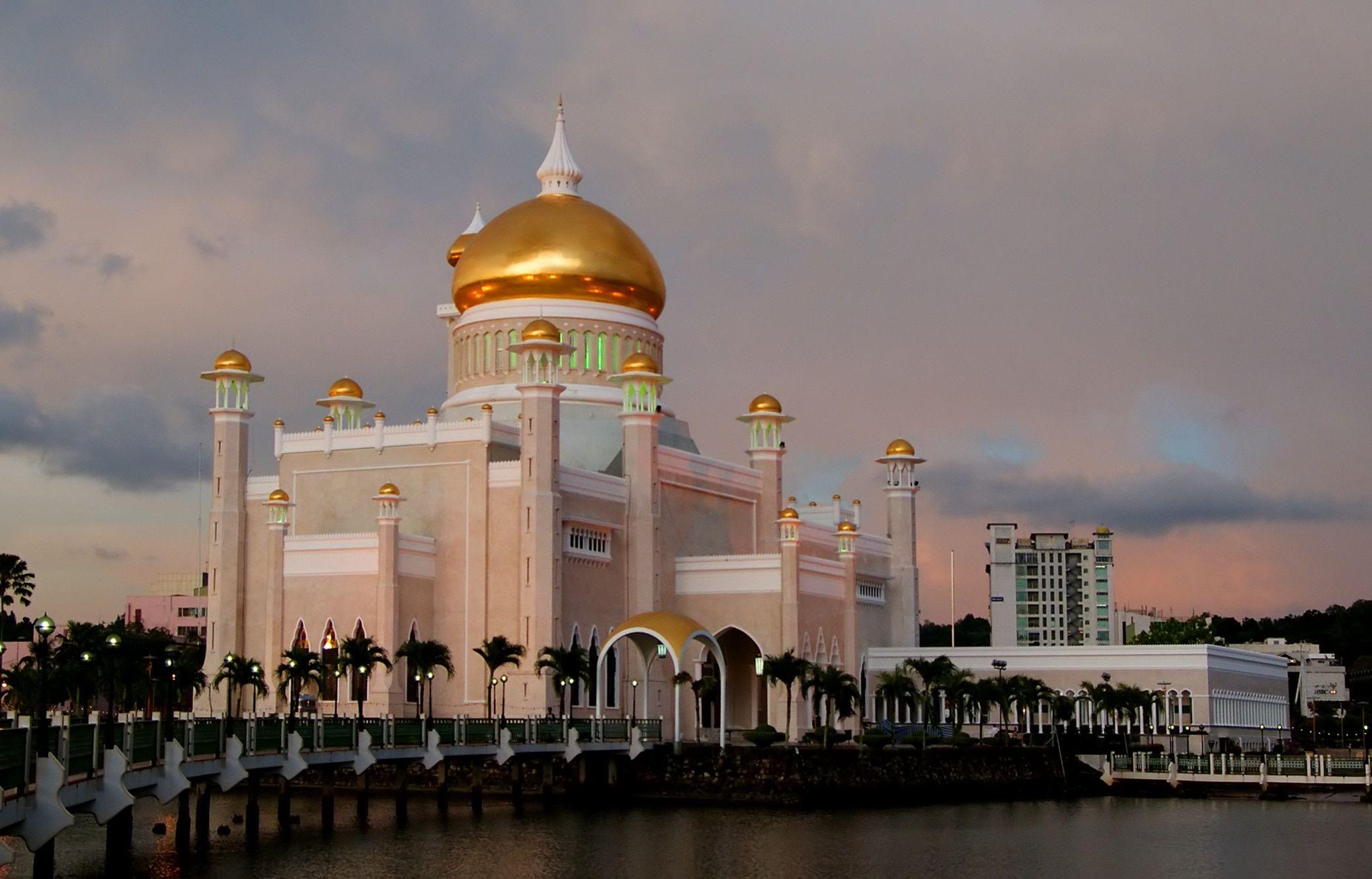 Sultan Ulmar Ali Saifuddien Mosque, Brunei free Wallpaper