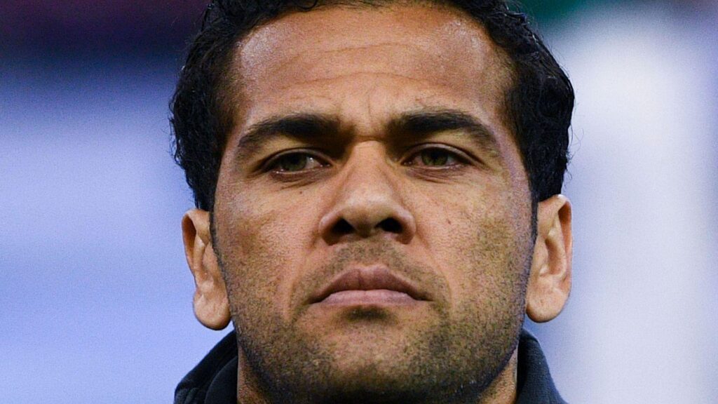 PSG outbids Manchester City, signs Dani Alves on
