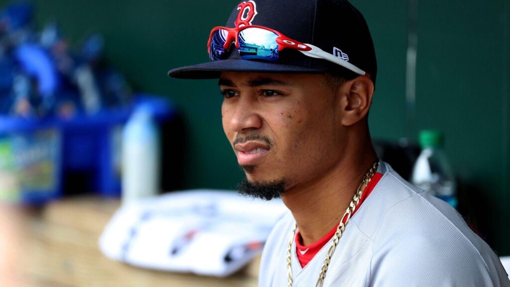 Mookie Betts encourages Boston fans to stand for Adam Jones