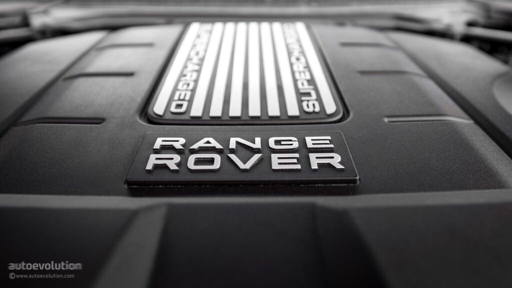 Range Rover Sport Supercharged in Dubai’s Desert 2K Wallpapers