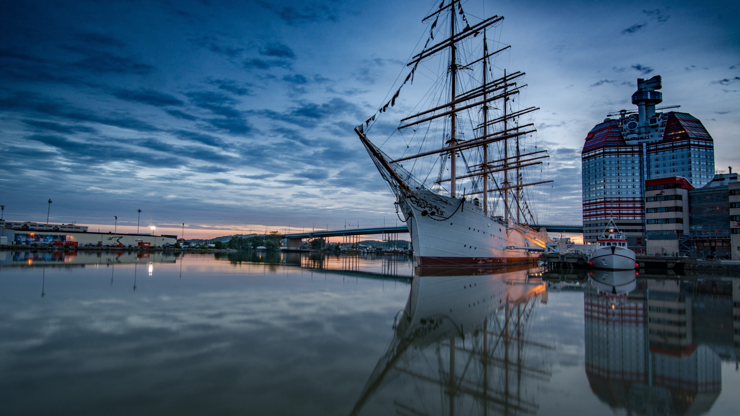 Download wallpaper Historic wooden sailing ship in Gothenburg