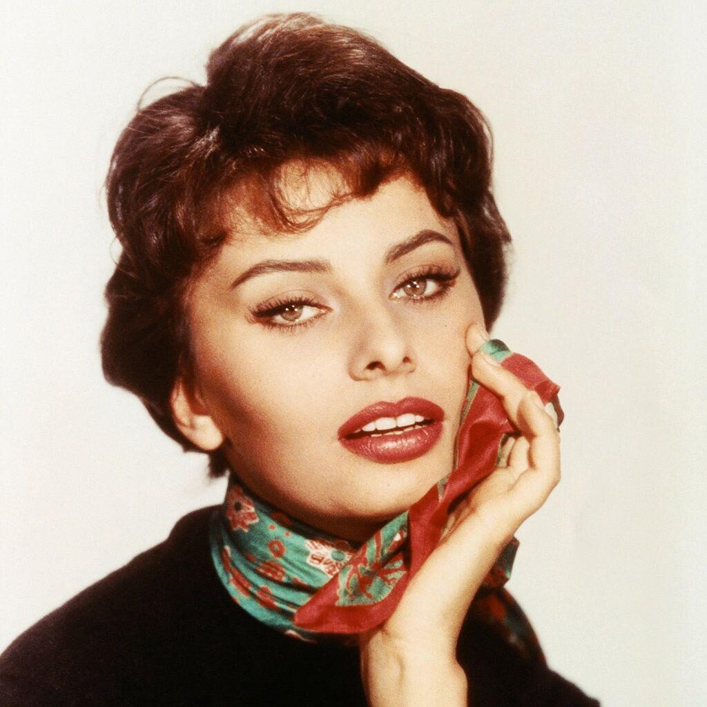 Sophia Loren 2K Desk 4K Wallpapers