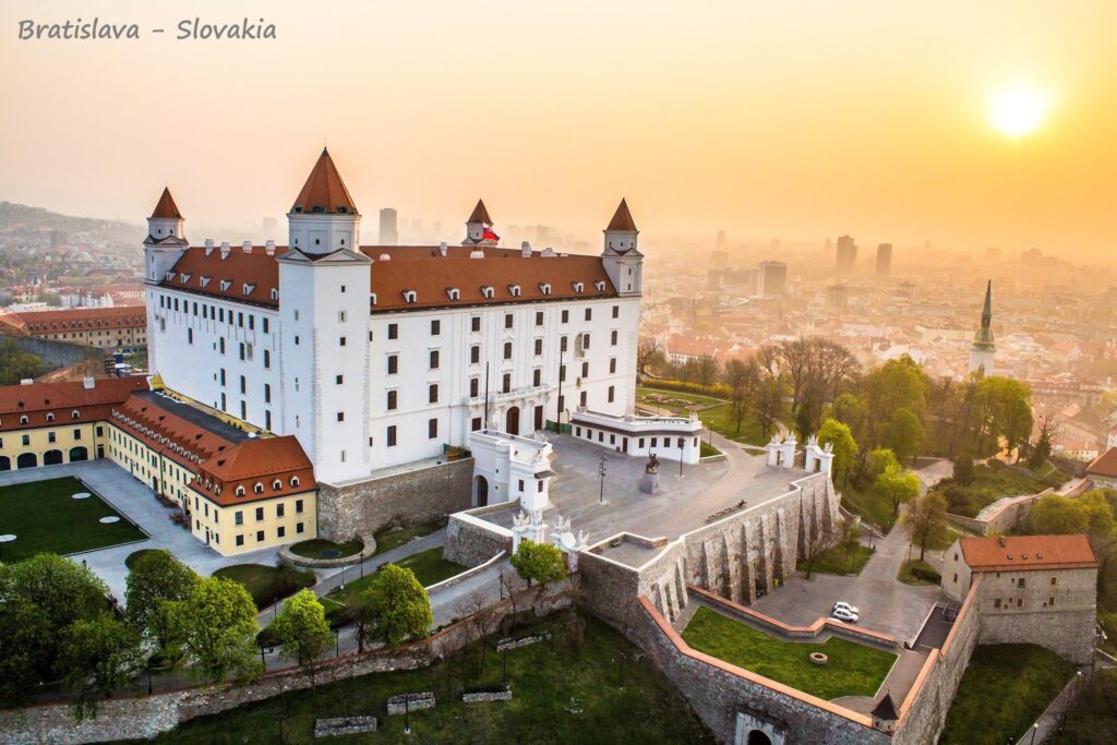 Building, Slovakia, Bratislava, City, Castle, Flag Wallpapers HD