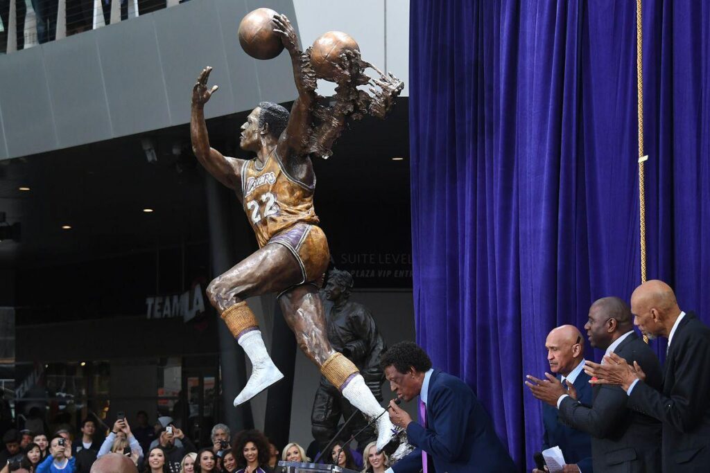 Lakers legends come out for unveiling of Elgin Baylor’s statue