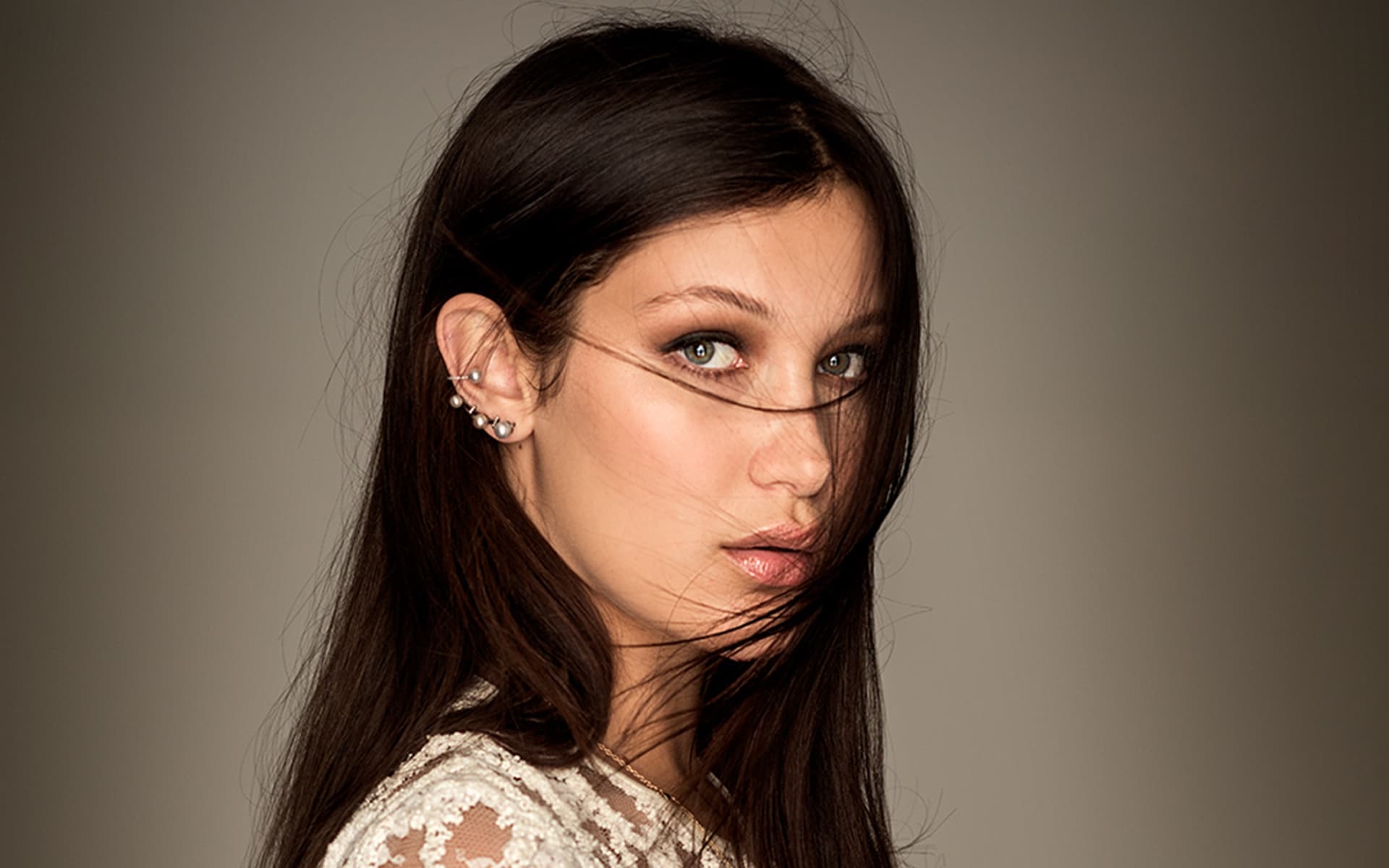 Bella hadid desk 4K wallpapers widescreen