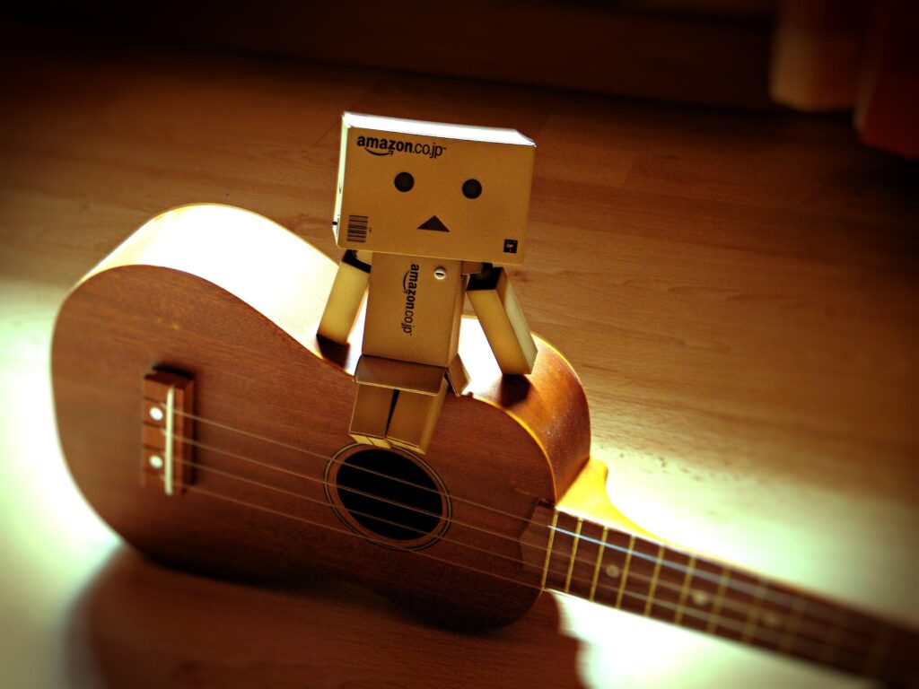 Japan guitars danboard filsru ukulele danbo ukul desk 4K hd