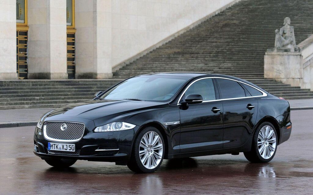 Free Jaguar XJ Luxury Car Desk 4K Wallpapers