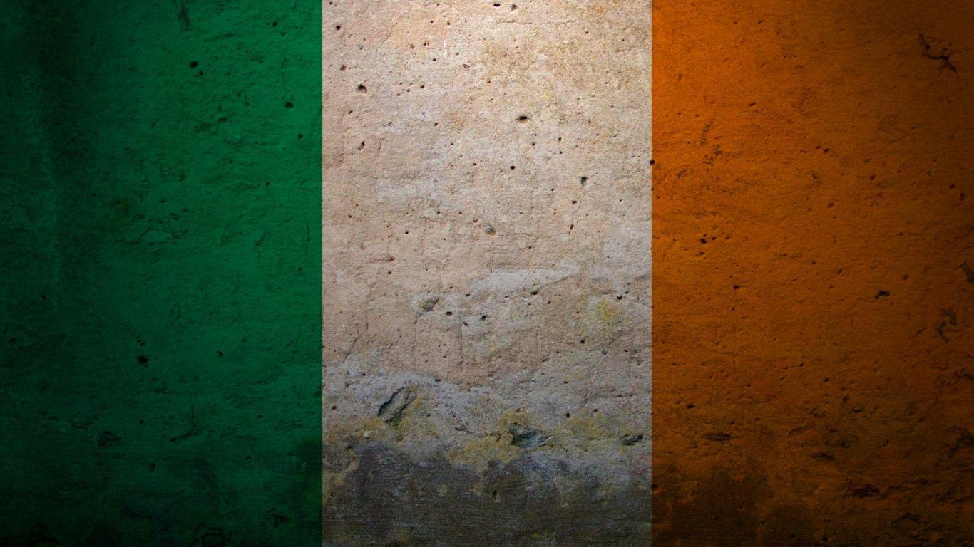 Irish Flag Desk 4K Backgrounds 2K