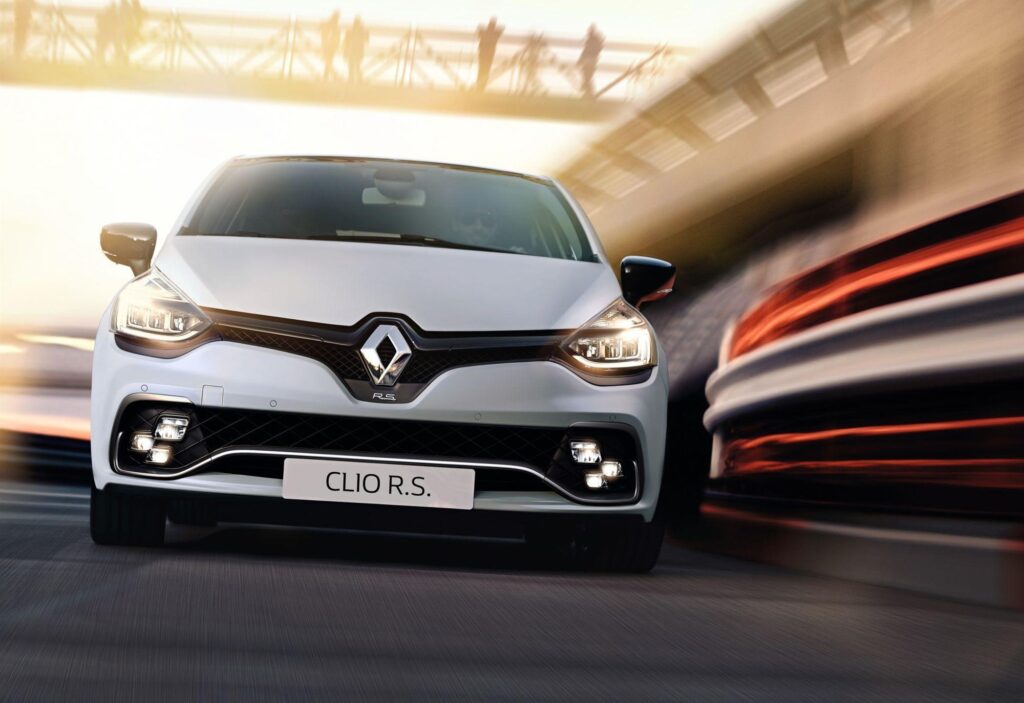 WHITE RENAULT CLIO RS WALLPAPERS