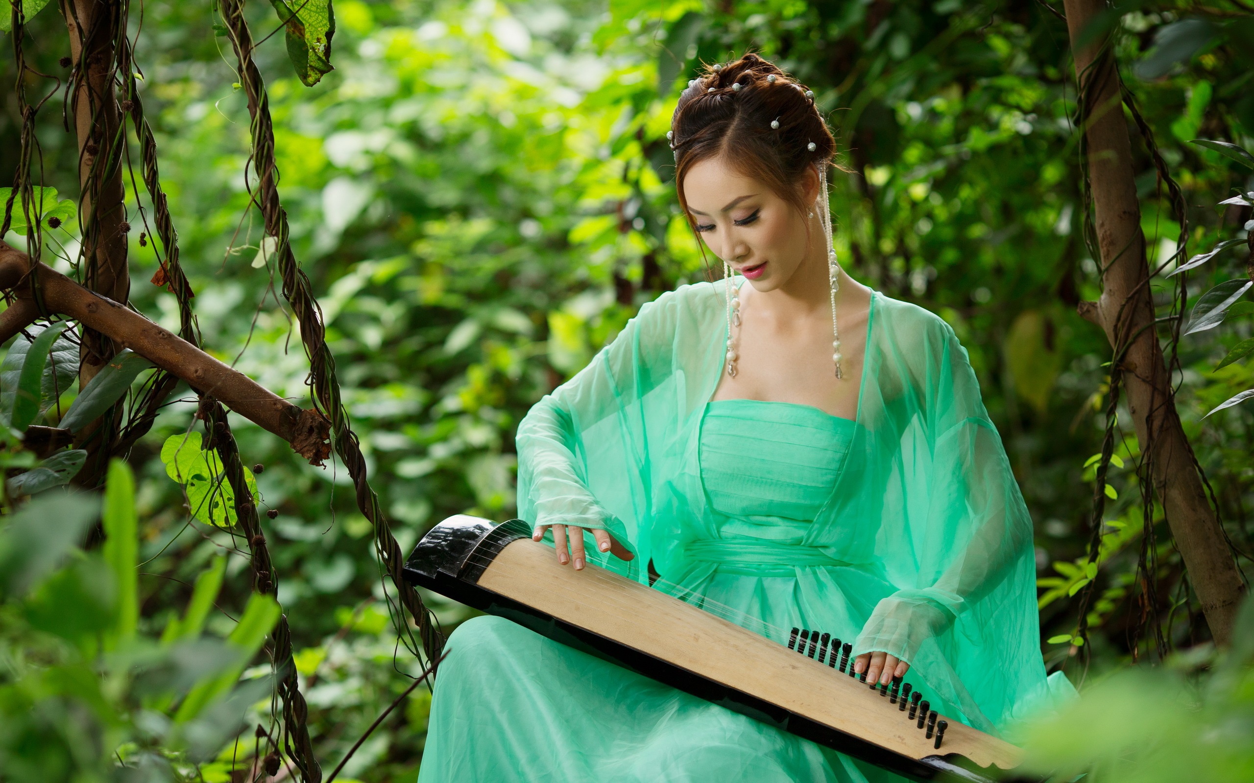 Asian girl playing the zither wallpapers