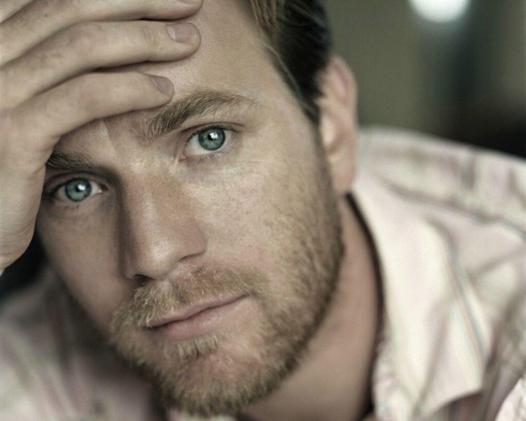 Ewan Mcgregor 2K Desk 4K Wallpapers