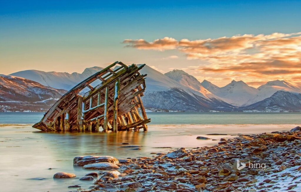 Wallpapers sea, mountains, Norway, Tromso, the wreckage of the ship