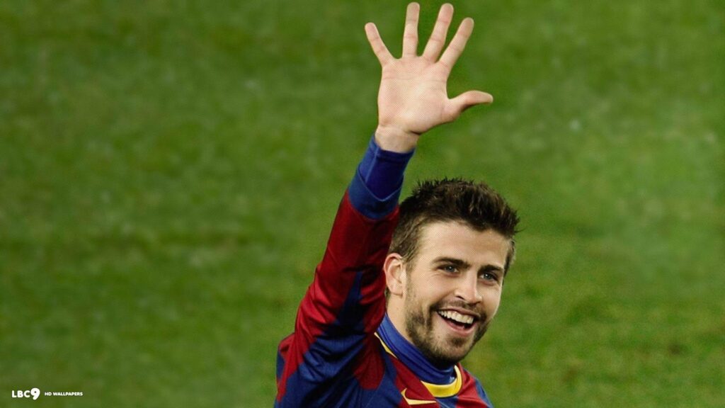 Barcelona Best Player Erard Pique Answering To His Fans Wallpapers