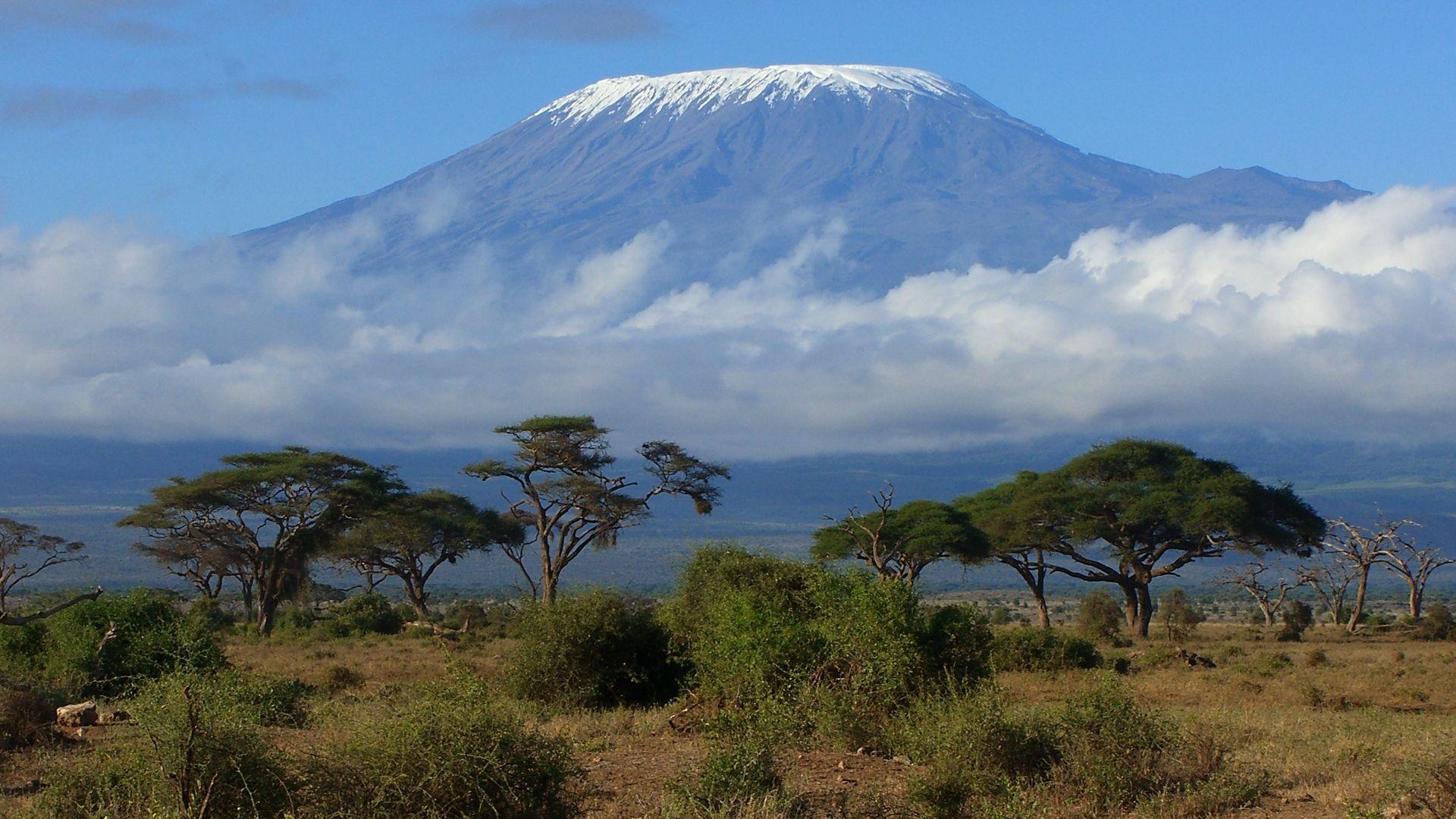 Mount Kilimanjaro One desk 4K PC and Mac wallpapers