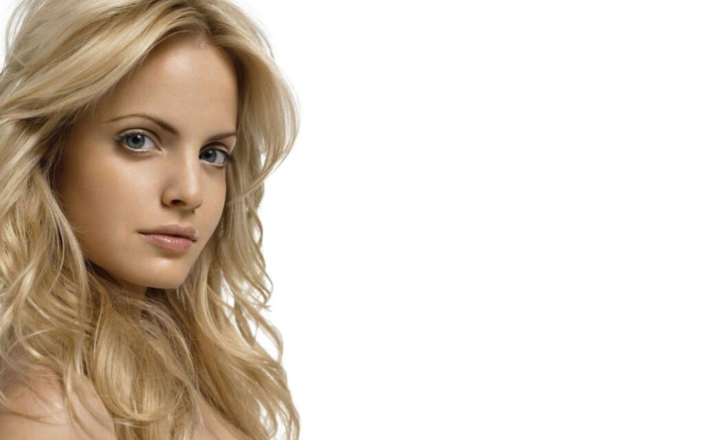 Mena Suvary Blonde American Beauty 2K Wallpapers