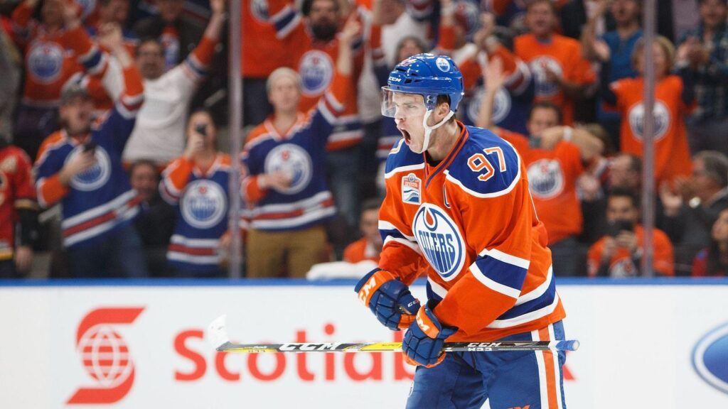Oilers sign Connor McDavid to historic
