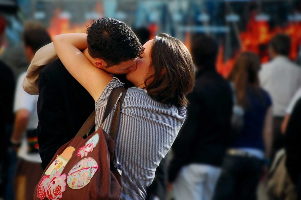 Kissing Pictures Of love Couple