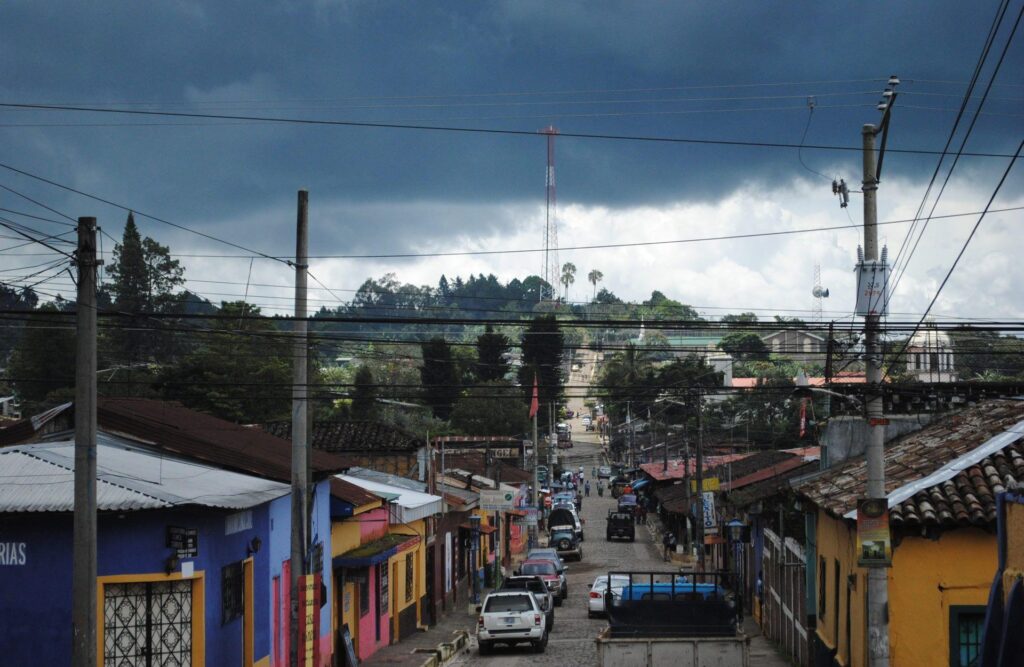 El salvador road and houses