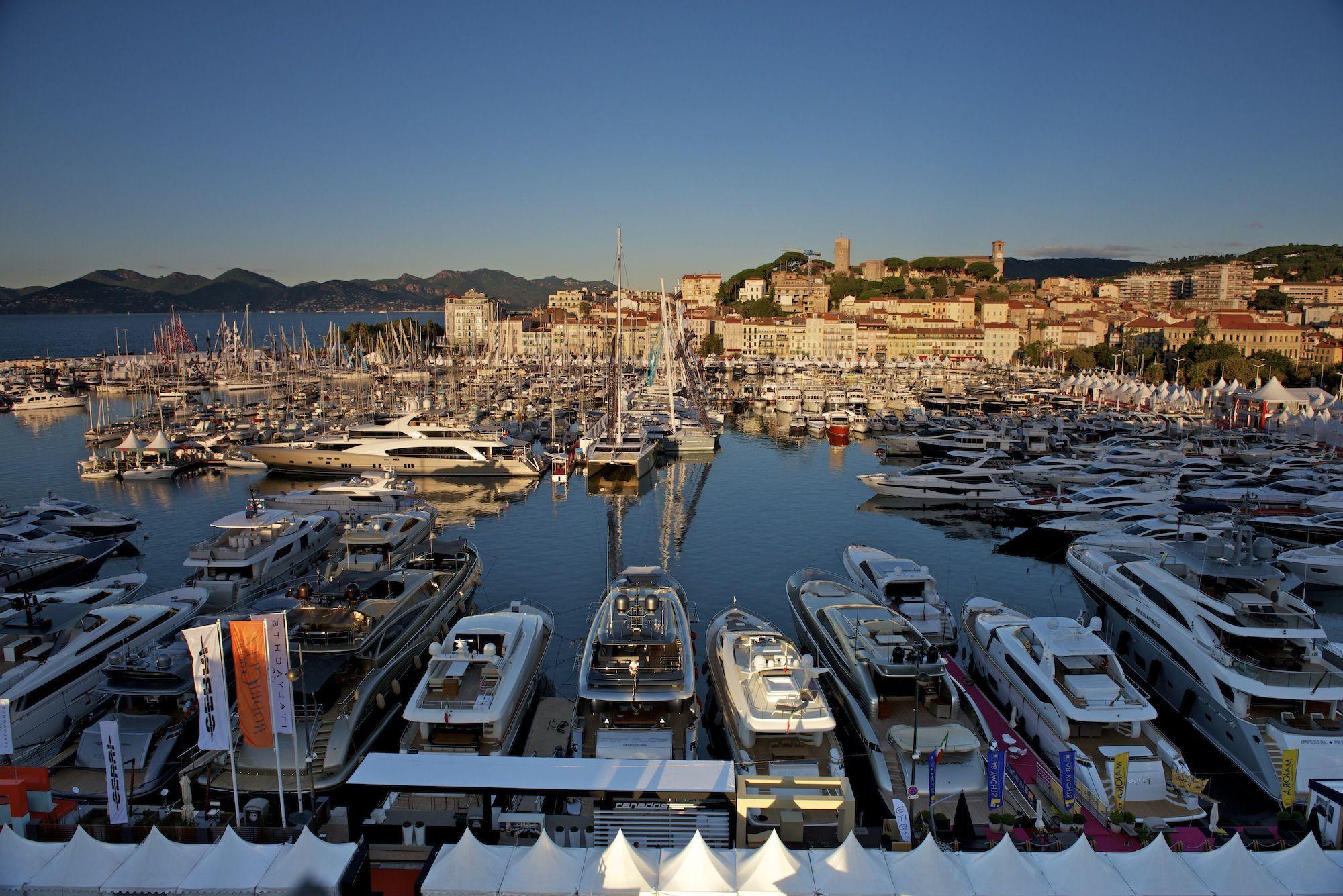 Boats in the port of Cannes, France wallpapers and Wallpaper