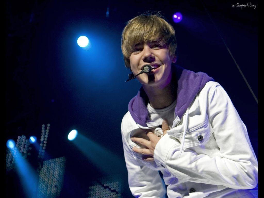 Justin Bieber Smile Desk 4K Wallpapers