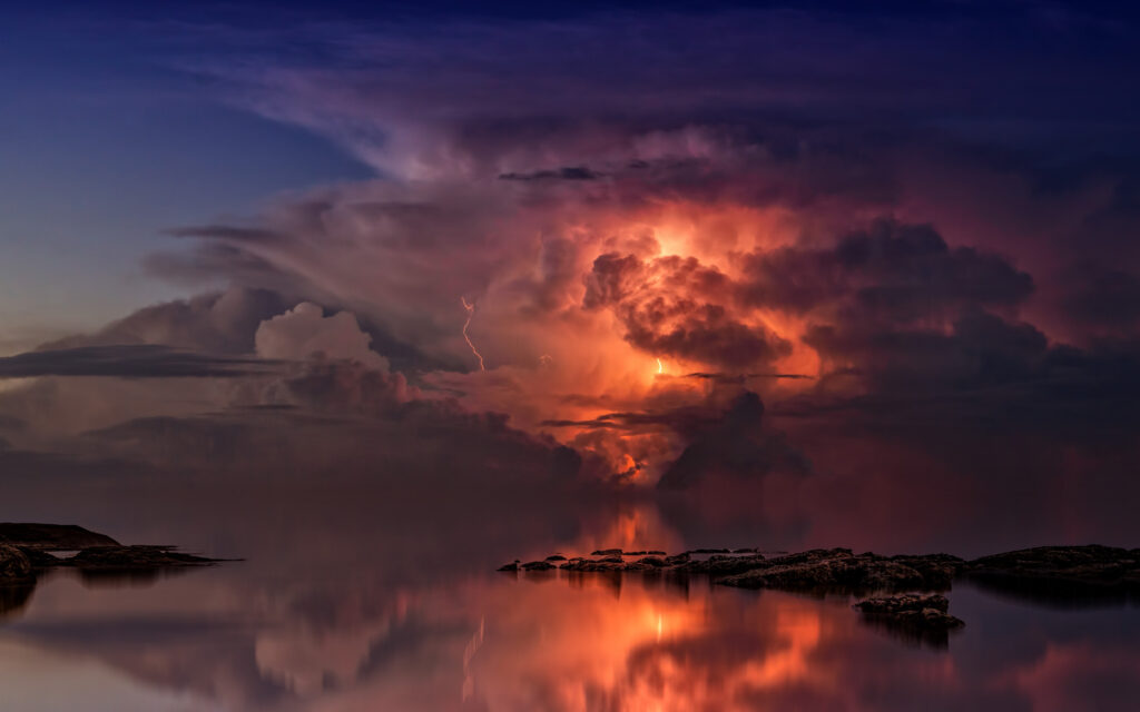 Download wallpaper Lightning and thunderstorm in the sky