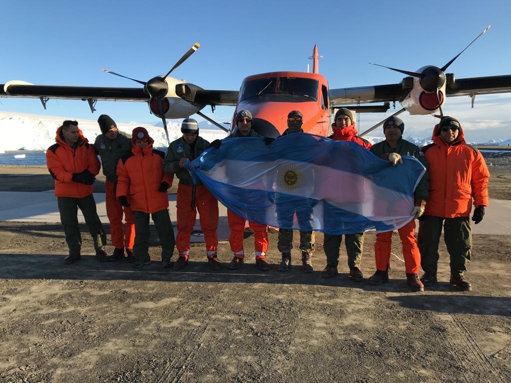 Un avión de la Fuerza Aérea unió por primera vez la base antártica