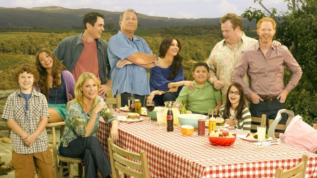 TV, Modern Family Wallpapers 2K | Desk 4K and Mobile Backgrounds