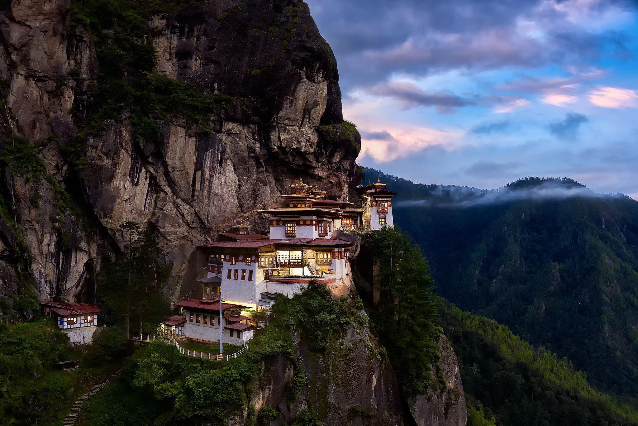 Myanmar's fairytale castle - exploring the monastery on Mt Popa - Martina  in Motion