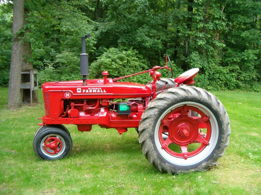 Red and black farmall tractor free Wallpaper