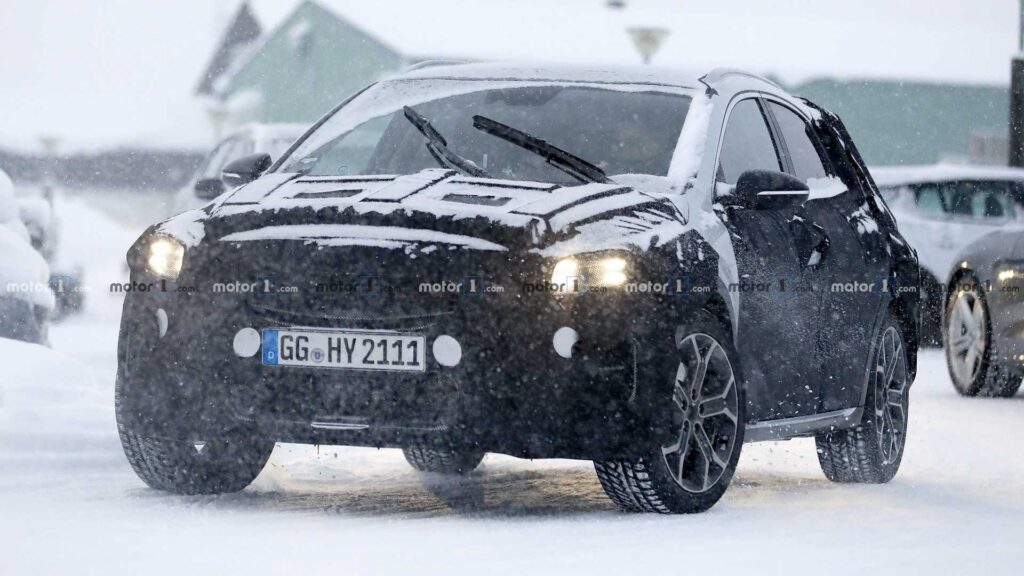 Kia XCeed crossover spied ahead of possible Geneva debut