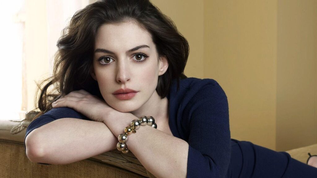 Anne Hathaway Pictures 2K Wallpaper Wallpapers
