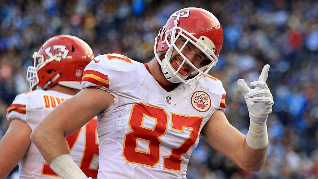 Chiefs’ Travis Kelce arrives for playoff game using shoe as phone