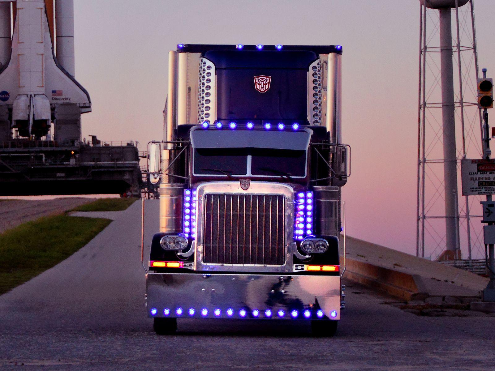 Peterbilt Optimus Prime transformers semi tractor rig