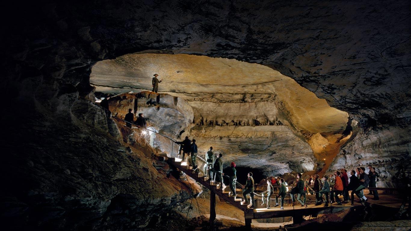 A tour of Booth”s Amphitheater in Mammoth Cave National Park