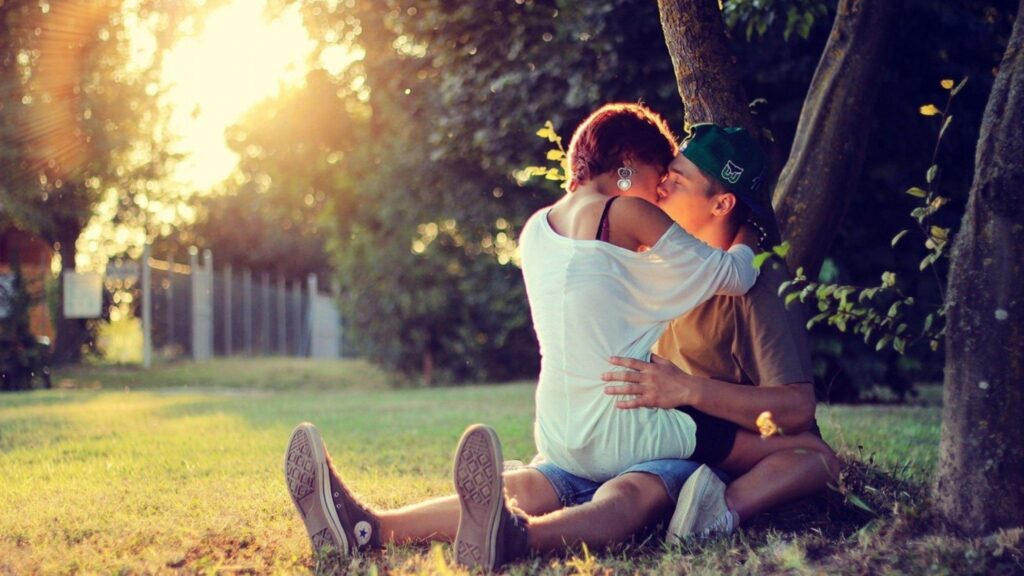 Kissing Couple Wallpapers, Pictures, Wallpaper