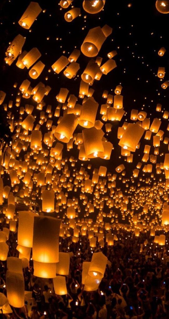 Launching sky lanterns by Tassapon Vongkittipong | px