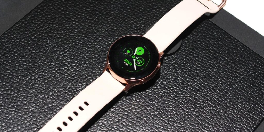 Samsung Galaxy Watch Active hands