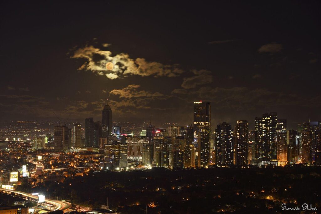 Wallpapers sumarieslabber, city, Moon, clouds, Manila