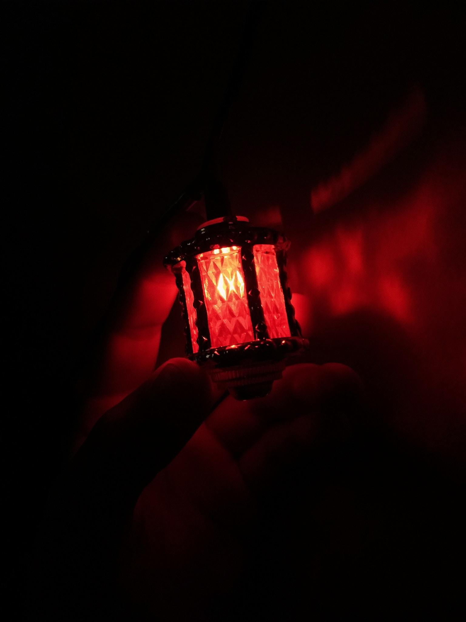 Download wallpapers lamp, hands, light 2K backgrounds