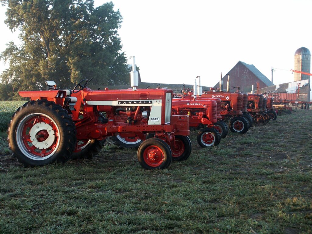 Free picture farmall, tractors