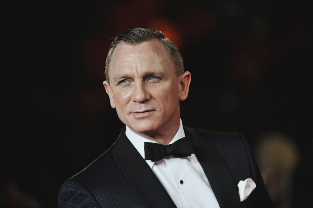 Daniel Craig 2K Desk 4K Wallpapers