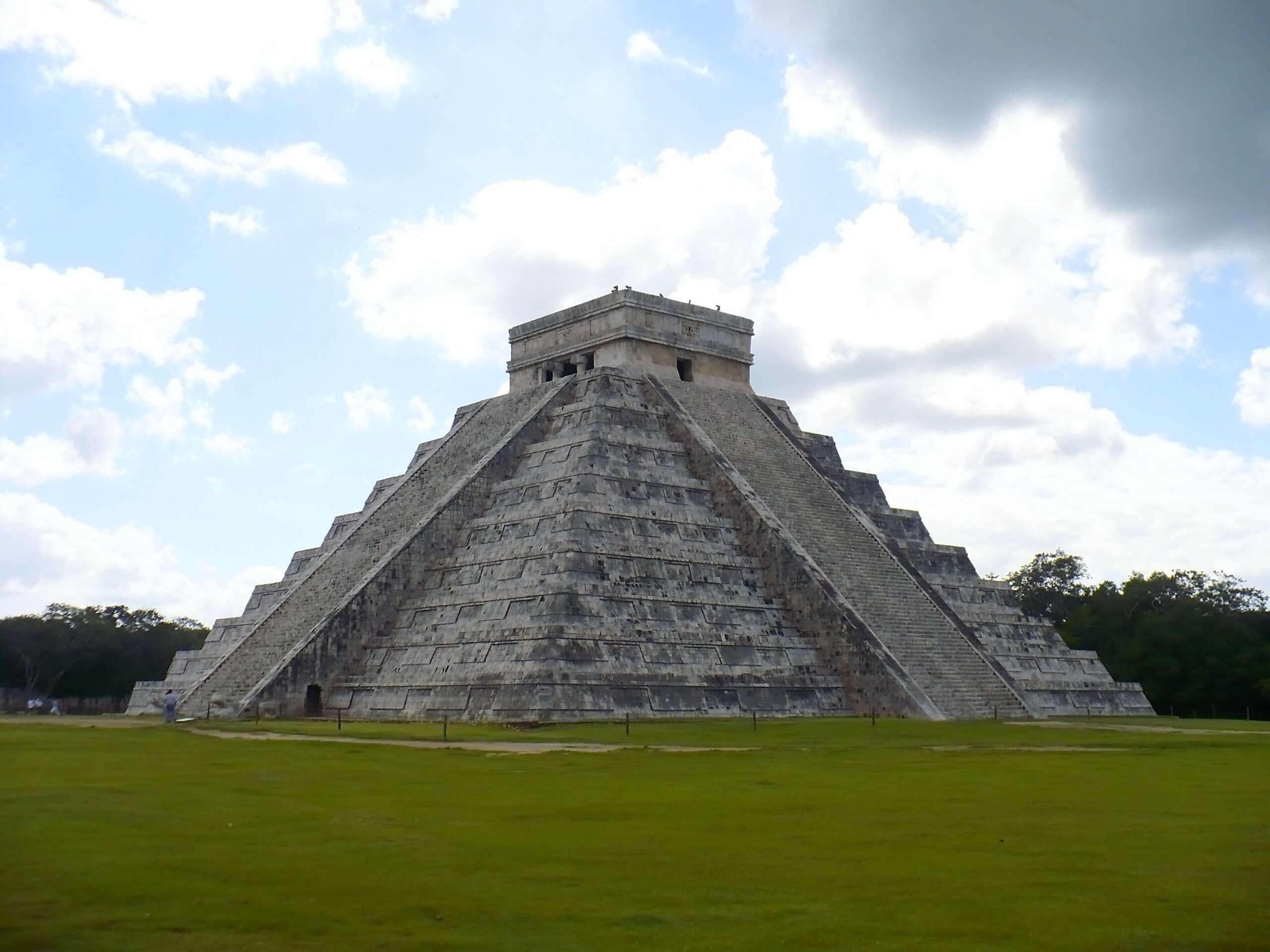 Mayan pyramids of chichen itza 2K photo