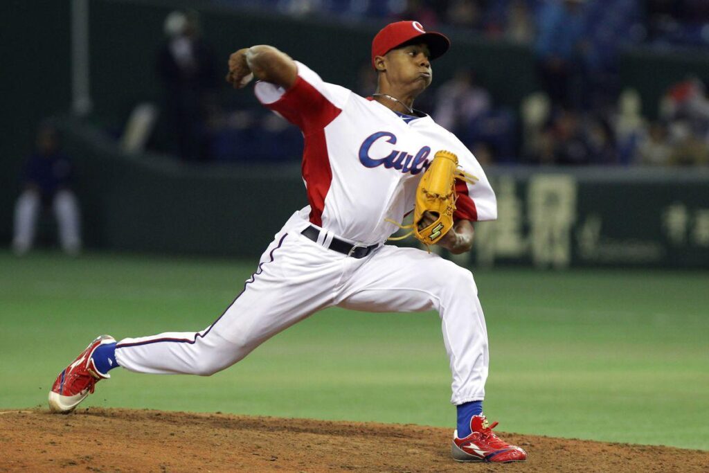 Reds sign Cuban pitcher Raisel Iglesias for years, $ million