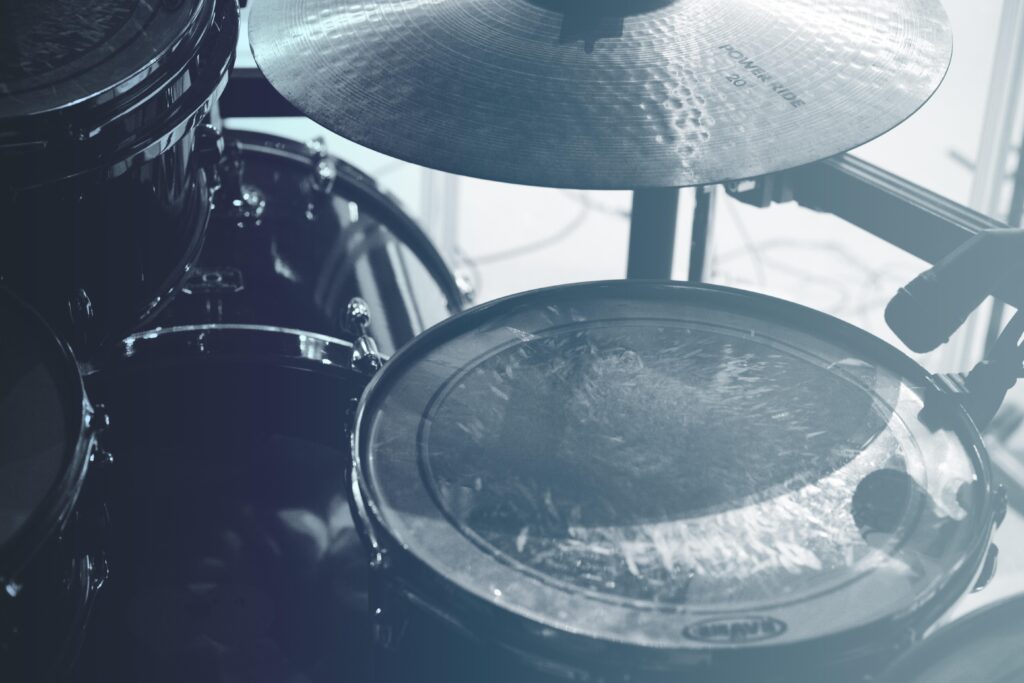 Drum kit with shadow and cymbal free Wallpaper