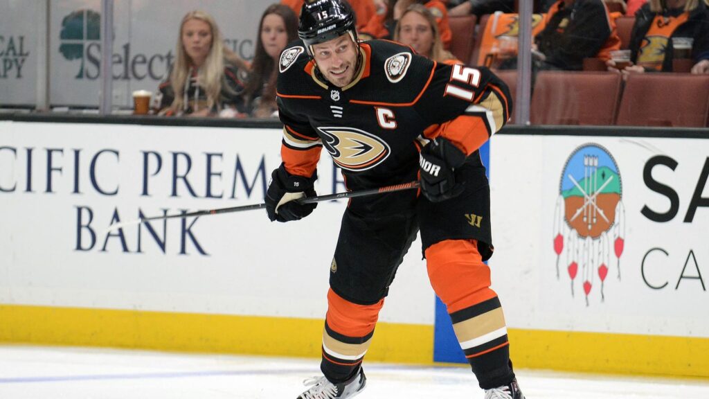 Watch Ducks’ Ryan Getzlaf takes puck to face, returns to game