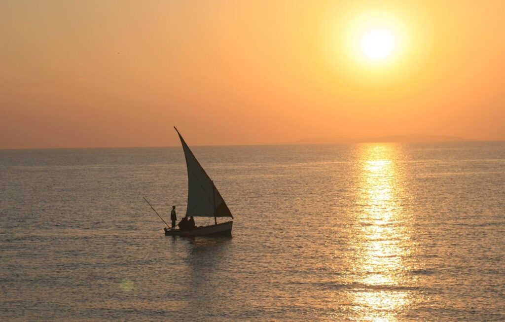 Wallpapers the ocean, boat, morning, sail, fishermen, sunset