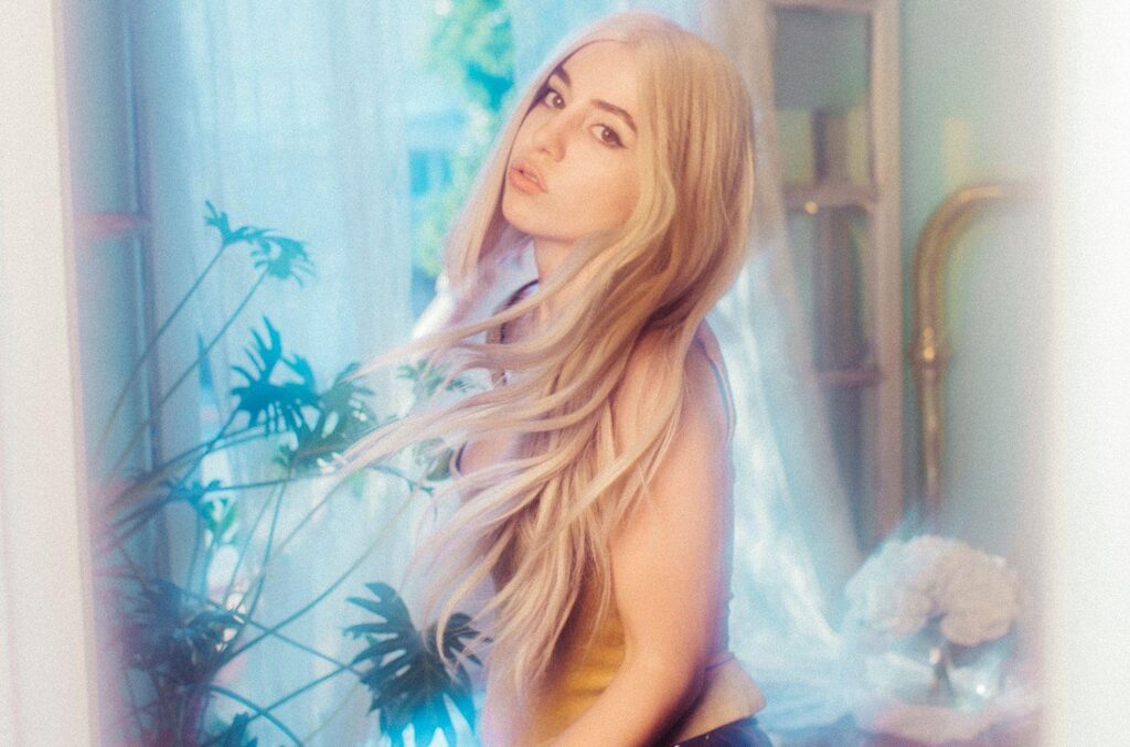 Ava Max’s ‘Sweet But Psycho,’ ‘The Greatest Showman’ Start Atop