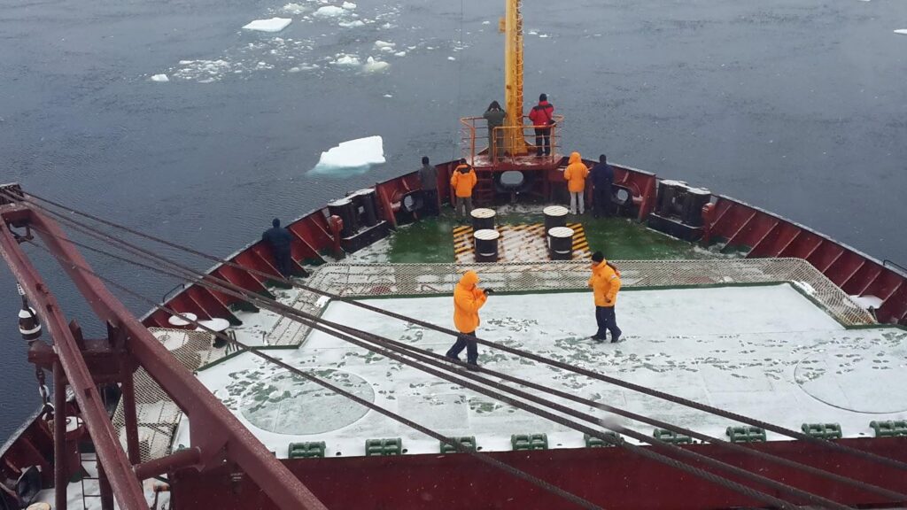 Tierra de Pingüinos APROVISIONAMIENTO DE LA BASE BELGRANO II